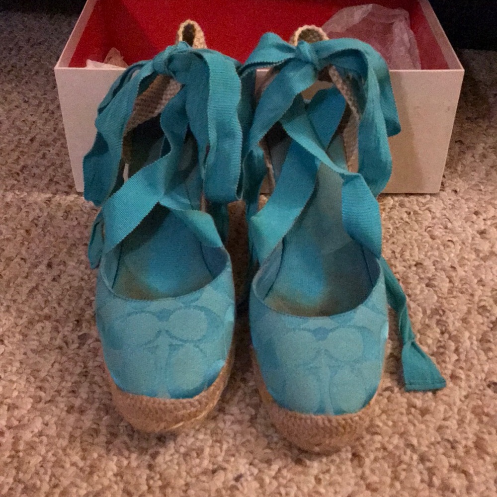 Coach tie up wedge